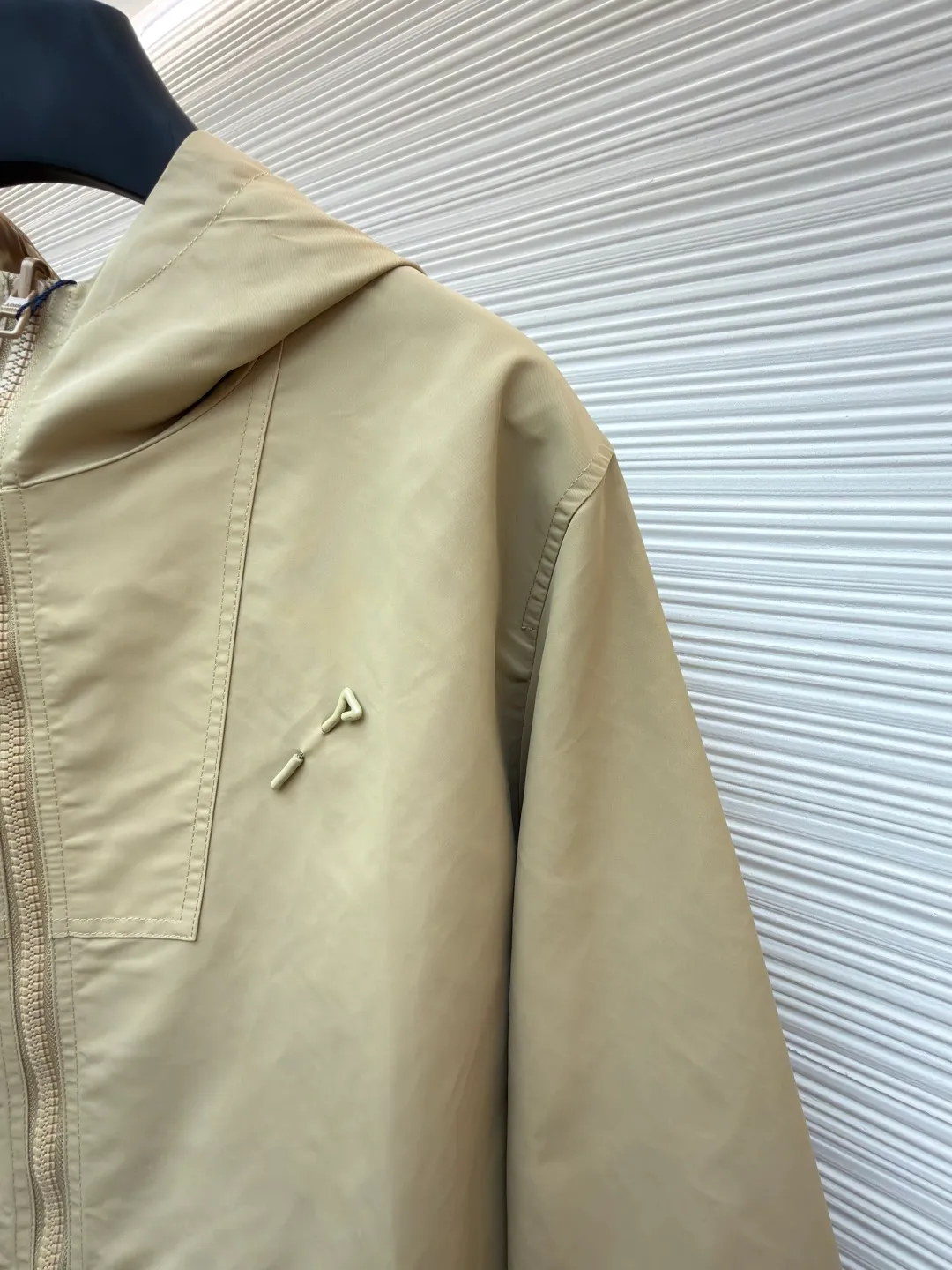LOUIS VUITTON double-sided windproof pin jacket ●Original version: Purchased and developed for 22800 ●Item number: 1682085-C55 ●Fabric: polyester fiber fabric ●Technology: jacquard production ●Color: khaki ●Version: fitted version ●Weight: about 545 grams ●Size: 44-46-48-50 ●Description: The solid color fabric is made of nylon encrypted matt twill, and the jacquard fabric on the other side is made of 50D nylon yarn-dyed jacquard fabric. The solid color front panel is laser-burned, hand-made of white copper, with a triangular pin with logo and glossy finish. The front pocket uses a hardware keychain to hang a folding clothing tag, and the jacquard letters on the front chest placket are made of single-piece handmade It is cut manually, and all the pieces are numbered. The pockets are also cut with the original number. The fabric is relatively light and silky, and it takes time to cut accurately. It is equipped with a double-circulation puller 5# orbital zipper in the front and center. The hem and hood are worn with spiral elastic ropes with ring anti-slip buckles, square pig nose buckles with logo, and all holes are punched with hardware and logo on cloth-colored eyelets. The overall wiring is straight and delicate, the fabric is comfortable and soft, and the color is consistent without color difference. It can be matched with the same style to create a fashionable look and control various occasions. Customized accessories, complete with three standards, same style for men and women!